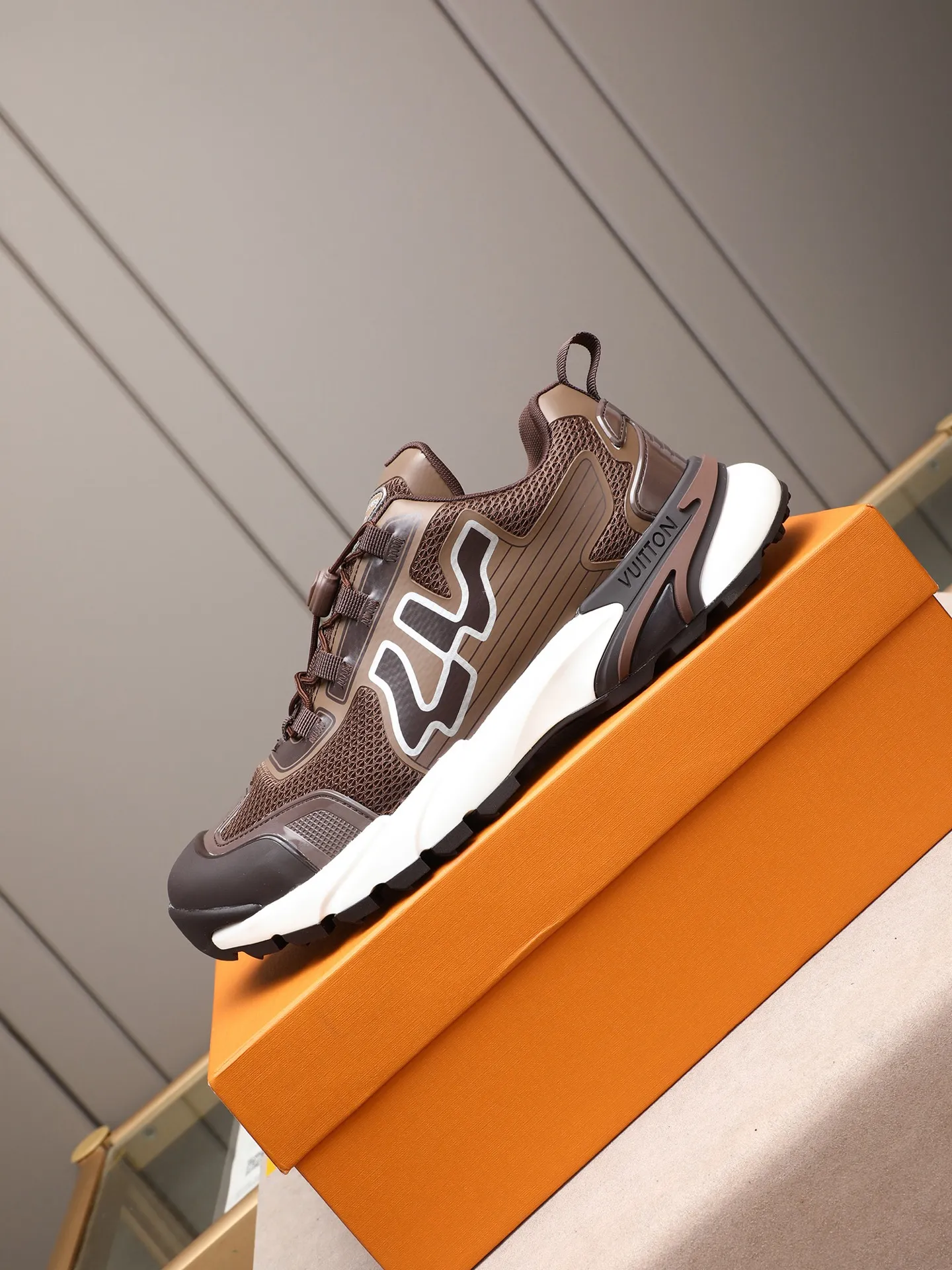 Men's Men's Shoes 💰640 LV Louis Vuitton L Jialu Brand Runner Tatic Series Thick-soled Casual Sports Shoes Running Shoes This LV Runner Tatic sports shoe combines technical materials such as mesh fabric and ribbons to interpret the inspiration of traditional mountaineering shoes. LV letters are written on one side, the lariat buckle of the quick lacing system is embellished with Monogram flowers and Louis Vuitton logos, and the light and wear-resistant rubber outsole completes the whole package. The delivery counter is beautifully packaged🛍📦 ▪️Fabrics: Original imported custom technical fabric + mesh ▪️Inner lining: Original custom-made breathable mesh ▪️Sole: Original open-molded anti-slip rubber combination material ▪️Sole thickness: 4CM ▪️Size: Men's size 38-44, (45 must be customized)